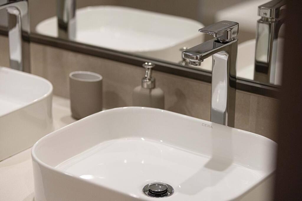 Chic 2 Bed Near Trade Centre With 5 Star Amenities Apartment Dubai Exterior photo